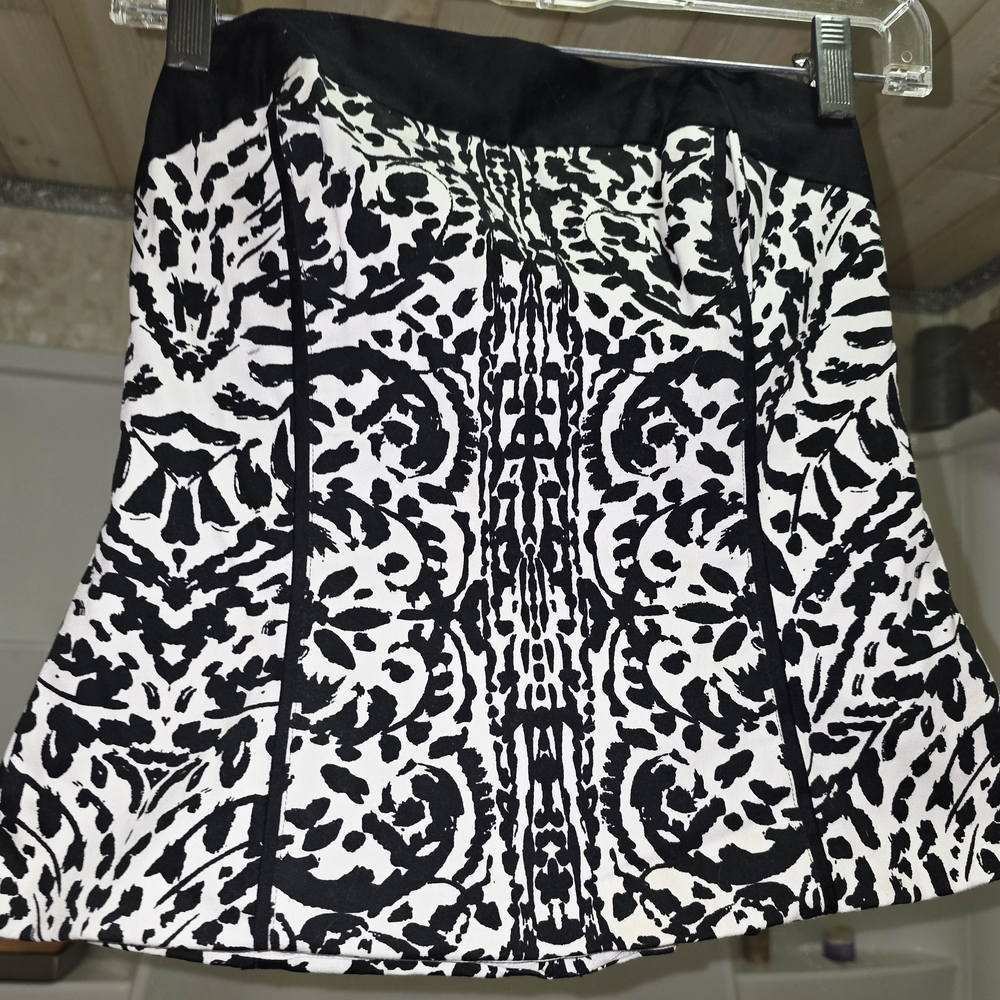 Black and White WHBM Patterned Women's Bustier top, size 2, in EUC!
